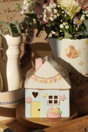 Keramična hišica v modri barvi - za čajno svečko 13,5 cm Isabelle Rose