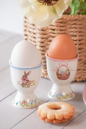 Set dveh porcelanastih podstavkov za jajce Easter Joy Isabelle Rose