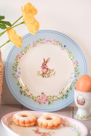 Porcelanasti desertni krožnik Easter Joy v modri barvi 19 cm Isabelle Rose
