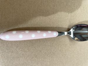 Alternative view of Mala žlička v pastel roza barvi z belimi pikami 14 cm Isabelle Rose - Z NAPAKO